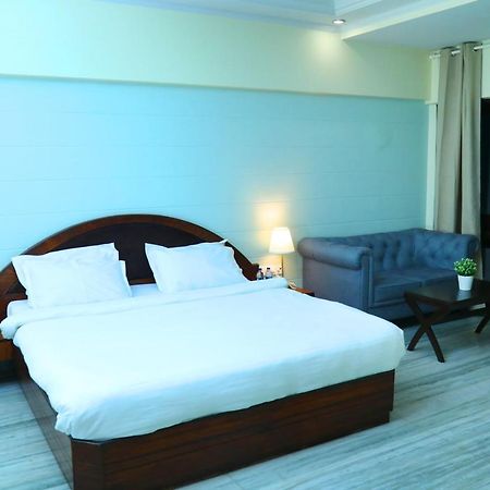 מומביי Country Inn & Suites By Turtle מראה חיצוני תמונה